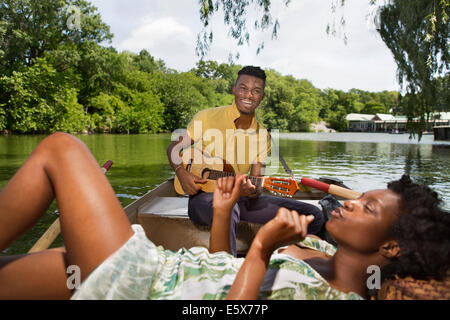 Couple rowing boat on lake in Central Park, New York City, USA Banque D'Images