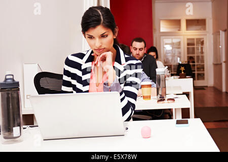 Rangée de personnes travaillant sur des ordinateurs portables in office Banque D'Images