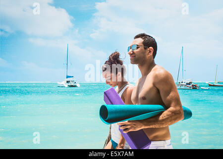 Jeune couple avec un tapis de yoga, San Pedro, Belize Banque D'Images