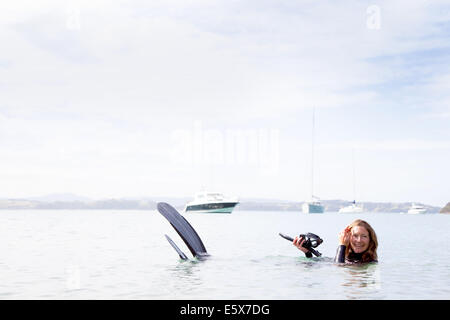 Portrait of mid adult female-plongeur en mer Banque D'Images