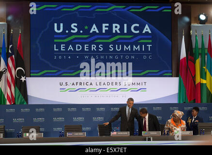 Washington DC, Etats-Unis. 6e août, 2014. Le président des États-Unis Barack Obama prend son siège à côté de président tanzanien Jakaya Mrisho Kikwete (3e à droite) et présidente de la Commission de l'Union africaine NC Dlamini Zuma (deuxième à droite) avant de participer à la session ìLeaders trois : régissant la prochaine génération,î pendant le Sommet des dirigeants de l'Afrique au Département d'Etat à Washington, DC, le 6 août 2014. Obama est la promotion des relations commerciales entre les États-Unis et les pays africains durant les trois jours du Sommet des dirigeants des États-Unis-Afrique : dpa Crédit photo alliance/Alamy Live News Banque D'Images