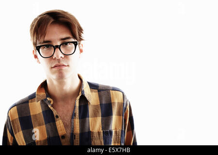 Studio portrait de jeune homme à lunettes Banque D'Images