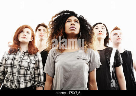 Low angle Portrait de studio de cinq jeunes adultes à la recherche vers le haut Banque D'Images