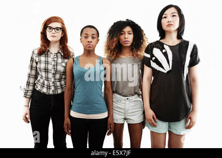 Studio formelle portrait de quatre jeunes femmes graves Banque D'Images