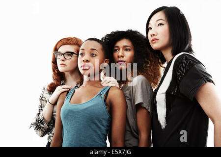 Portrait de quatre jeunes femmes graves Banque D'Images