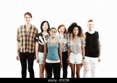 Portrait studio formelle de six jeunes amis adultes Banque D'Images