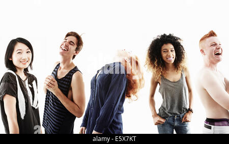 Studio portrait of smiling cinq jeunes adultes dans une rangée Banque D'Images