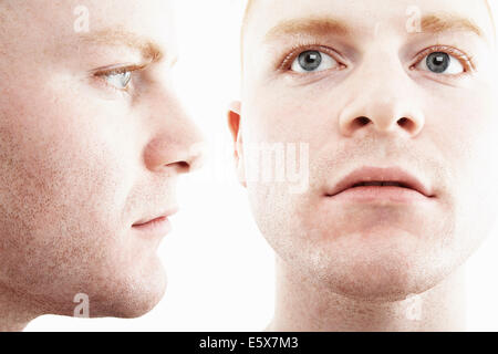 Deux fois l'exposition de multiples visage et profil de jeune homme Banque D'Images