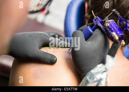 Close up de donner leur premier client tatoueur tattoo Banque D'Images