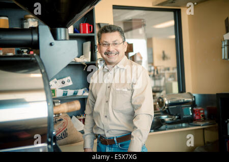 Portrait of mature male business owner in cafe Banque D'Images