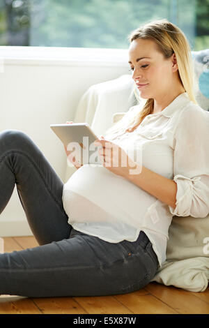 Femme enceinte l'utilisation de l'iPad Banque D'Images