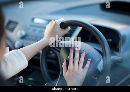 Portrait of young businesswoman's mains appuyant sur klaxon de voiture Banque D'Images