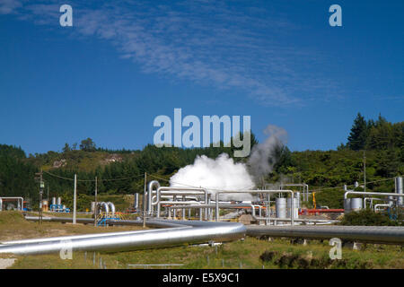 La centrale électrique de Wairakei crée de l'énergie géothermique, situé au nord de la région de Waikato, Taupo, île du Nord, en Nouvelle-Zélande. Banque D'Images