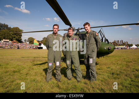 Bristol, Royaume-Uni. 7 Août, 2014. Les terres de l'hélicoptère Lynx Mk7 au Bristol International Balloon Fiesta, Barry Rob et Clive posent devant l'hélicoptère de squadron 67 Crédit : Keith Larby/Alamy Live News Banque D'Images