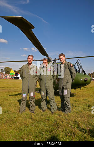 Bristol, Royaume-Uni. 7 Août, 2014. Les terres de l'hélicoptère Lynx Mk7 au Bristol International Balloon Fiesta, Barry Rob et Clive posent devant l'hélicoptère de squadron 67 Crédit : Keith Larby/Alamy Live News Banque D'Images