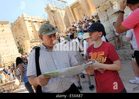 Père et fils à la carte touristique lors de la visite au Parthénon de l'Acropole, Athènes, Grèce. Banque D'Images