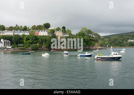 La pêche et les bateaux de plaisance dans le port de Portree Île de Skye Scotland UK Banque D'Images