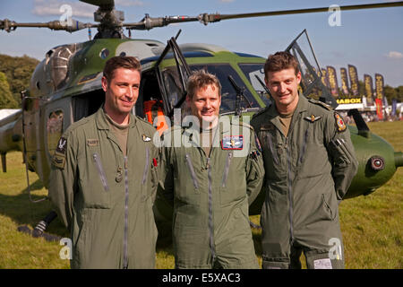 Bristol, Royaume-Uni. 7 Août, 2014. Les terres de l'hélicoptère Lynx Mk7 au Bristol International Balloon Fiesta, Barry Rob et Clive posent devant l'hélicoptère de squadron 67 Crédit : Keith Larby/Alamy Live News Banque D'Images