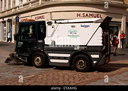 Le Conseil municipal de Dundee' Street Cleaner véhicule tournant dans la rue de la réforme après l'effacement de la routes dans le centre-ville de Dundee, Royaume-Uni Banque D'Images