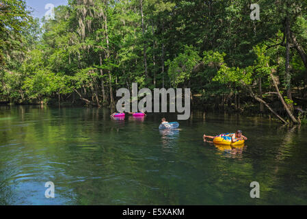 En bas de la rivière Ichetucknee Tubes en Floride Nord est une grande manière de passer le 4 juillet Maison de vacances. Banque D'Images