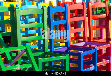 De nombreuses chaises de différentes couleurs ensemble Banque D'Images