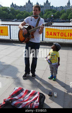 Musicien ambulant sur South Bank London United Kingdom Banque D'Images