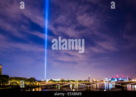 Londres, Royaume-Uni. 4 Août, 2014. Ryoji Ikeda, spectres par l'installation de l'éclairage de Londres pour LIGHTS OUT plane au-dessus de Westminster (vue de Chelsea Bridge) - il a été conçu pour être en mesure d'être vu à travers la ville et se produit à 10 h dans le cadre d'une série d'art commissions. 14-18 Maintenant, le programme culturel officiel de la WW1 commémorations du centenaire, a organisé un certain nombre de manifestations pour marquer le centenaire. Crédit : Guy Bell/Alamy Live News Banque D'Images