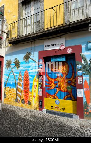Vieille ville de Funchal Madeira Portugal street art surf shop Banque D'Images