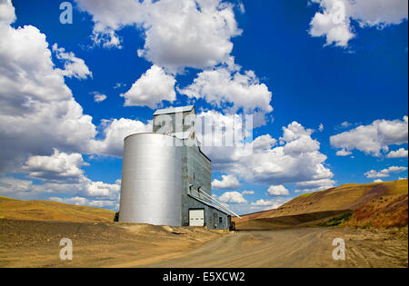 Un grand silo à blé à distance l'Empire Palouse région, une exploitation agricole et la culture du blé région de collines et de larges skies dans l'Est de Washington. Banque D'Images