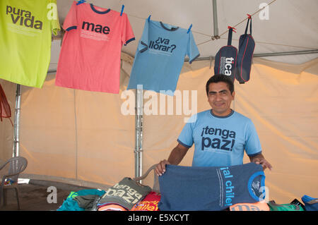 Artisan vendant des t-shirts fabriqués localement dans Escazu , banlieue de San José Costa Rica Banque D'Images