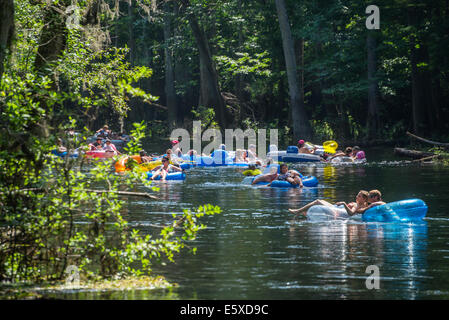 En bas de la rivière Ichetucknee Tubes en Floride Nord est une grande manière de passer le 4 juillet Maison de vacances. Banque D'Images