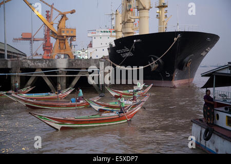 Le Yangon-Dala travail Ferrymen attendre Passage à quai et prendre des passagers dans le port de Yangon. Banque D'Images