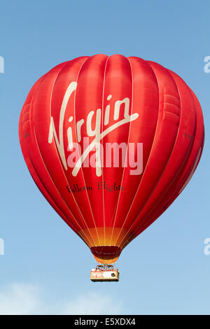 Bristol, Royaume-Uni. 7 Août, 2014. Ballon vierge une envolée au cours de la soirée lancement du Bristol International Balloon Fiesta Crédit : Keith Larby/Alamy Live News Banque D'Images