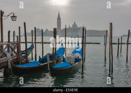 Gondoles à Venise journée maussade. Italie Banque D'Images