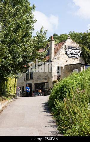 Avoncliff nr. Bradford on Avon Wiltshire England UK La Croix des fusils Pub Banque D'Images