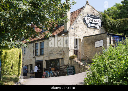 Avoncliff nr. Bradford on Avon Wiltshire England UK La Croix des fusils Pub Banque D'Images