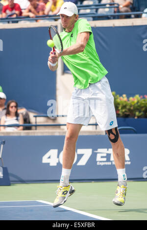 Toronto, Canada. 07Th Août, 2014. Kevin Anderson renvoie un servir pendant son match contre Stan Wawrinka durant la Coupe Rogers 2014 joué à Toronto le 7 août 2014. Anderson a ensuite battu Wawrinka 7-6, 7-5. Credit : Mark Spowart/Alamy Live News Banque D'Images