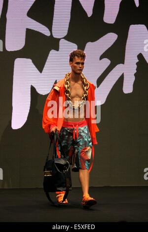 Copenhague. 7e août, 2014. Un modèle présente une création de designer danois Nicholas Nybro pendant la Fashion Week de Copenhague à Copenhague, Danemark, Août7, 2014. Credit : Wu Bo/Xinhua/Alamy Live News Banque D'Images