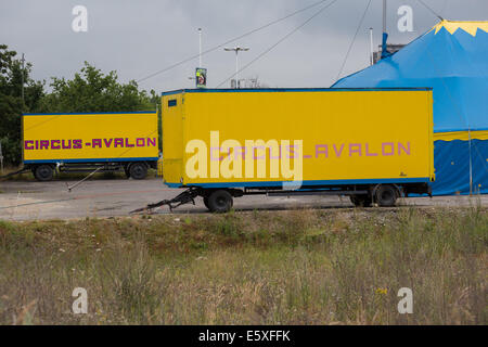 Un cirque itinérant, Cirque Avalon, mis en place sur les déchets au sol, Sieker Bielefeld, Allemagne Banque D'Images