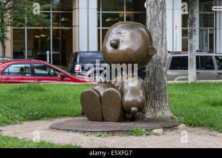 Statue de Charles M Schulz Peanuts Snoopy et Charlie Brown caractères, Riz Park, St Paul, Minnesota, USA. Banque D'Images