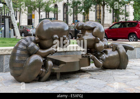 Statue de Charles M Schulz caractères Arachides Schroeder et Lucy, Riz Park, St Paul, Minnesota, USA. Banque D'Images