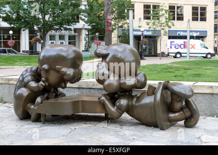 Statue de Charles M Schulz caractères Arachides Schroeder et Lucy, Riz Park, St Paul, Minnesota, USA. Banque D'Images