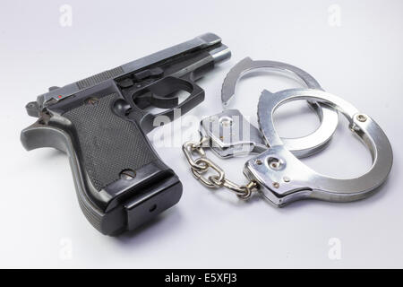 Des armes d'acier et des menottes pour arrêter les criminels Banque D'Images