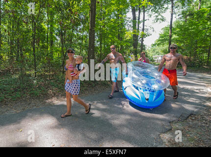 Les familles à pied jusqu'à l'un des points de départ pour tube en bas de la rivière Ichetucknee en Floride du Nord. Banque D'Images