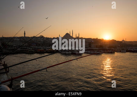 Coucher du soleil sur le pont de Galata. Dans l'horizon la silhouette distinguée de la mosquée de Yavuz Selim. Istanbul, Turquie sur Mars 2014 Banque D'Images