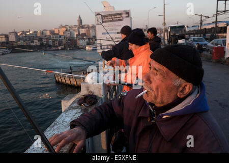 Les pêcheurs sur le pont de Galata à Istanbul, Turquie. Mars 2014. Banque D'Images