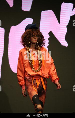 Copenhague. 7e août, 2014. Un modèle présente une création de designer danois Nicholas Nybro pendant la Fashion Week de Copenhague à Copenhague, Danemark, Août7, 2014. Credit : Wu Bo/Xinhua/Alamy Live News Banque D'Images