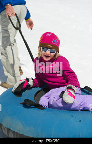 Tubes à Lucy Weiss bénéficie d'un Snowbird Resort dans l'Utah. Banque D'Images