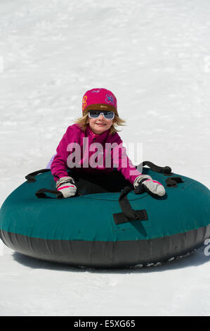 Tubes à Lucy Weiss bénéficie d'un Snowbird Resort dans l'Utah. Banque D'Images