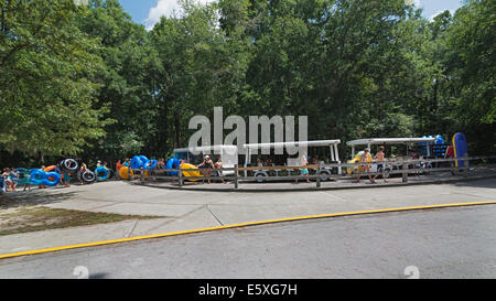 Le tramway prend pour point de départ les tubercules pour tube en bas de la rivière Ichetucknee en Floride du Nord. Banque D'Images